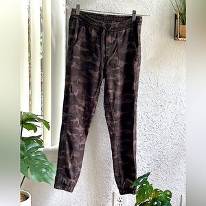 Athleta Camo Jogger ~ size 2